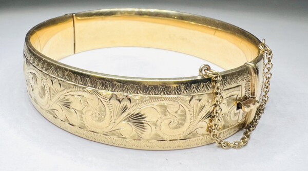 Second Hand 9ct Yellow Gold Engraved Vintage Bangle - Image 3