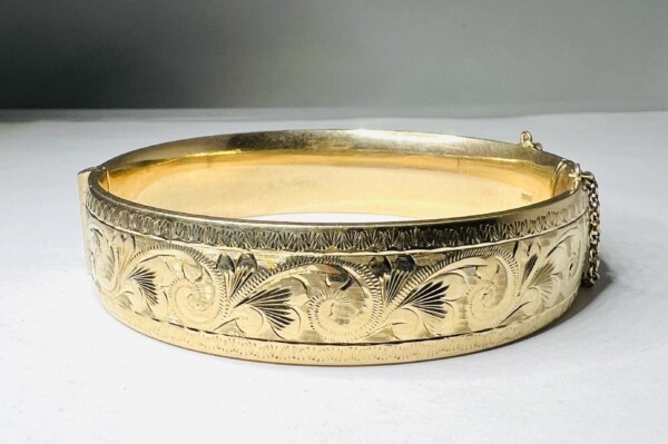 9ct Engraved Vintage Bangle
