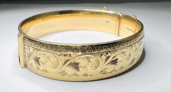 Second Hand 9ct Yellow Gold Engraved Vintage Bangle - Image 2