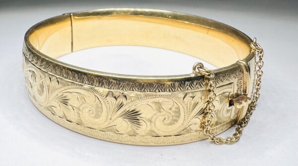 Second Hand 9ct Yellow Gold Engraved Vintage Bangle - Image 3