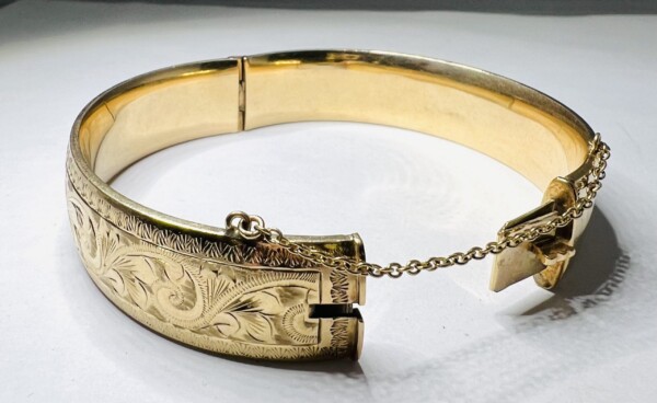 Second Hand 9ct Yellow Gold Engraved Vintage Bangle - Image 5