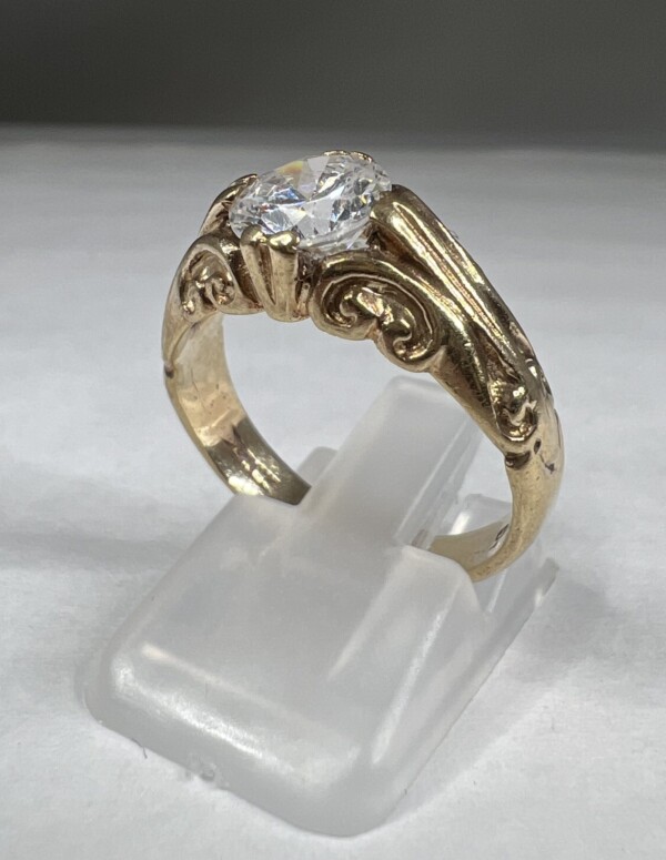 Second Hand 9ct Yellow Gold Single Cubic Zirconia Set Ring with Scroll Detail - Image 7