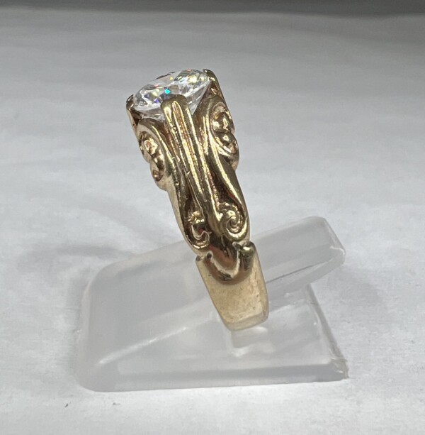 Second Hand 9ct Yellow Gold Single Cubic Zirconia Set Ring with Scroll Detail - Image 8