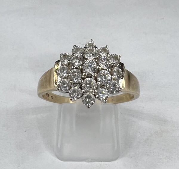Second Hand 9ct Yellow Gold Cubic Zirconia Cluster Ring - Image 3