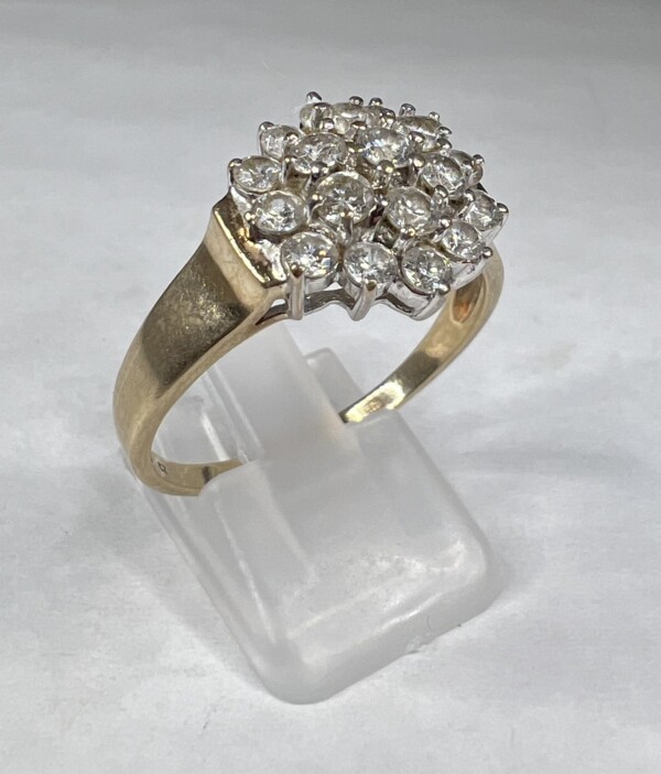 Second Hand 9ct Yellow Gold Cubic Zirconia Cluster Ring - Image 4