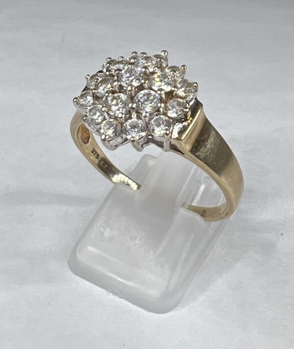 Second Hand 9ct Yellow Gold Cubic Zirconia Cluster Ring - Image 5