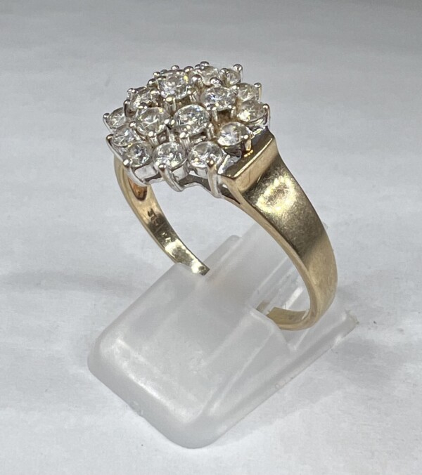 Second Hand 9ct Yellow Gold Cubic Zirconia Cluster Ring - Image 8