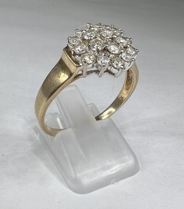 Second Hand 9ct Yellow Gold Cubic Zirconia Cluster Ring - Image 9