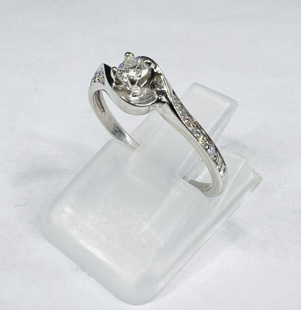 Second Hand 9ct White Gold 0.20ct Diamond Twist Engagement Ring - Image 6