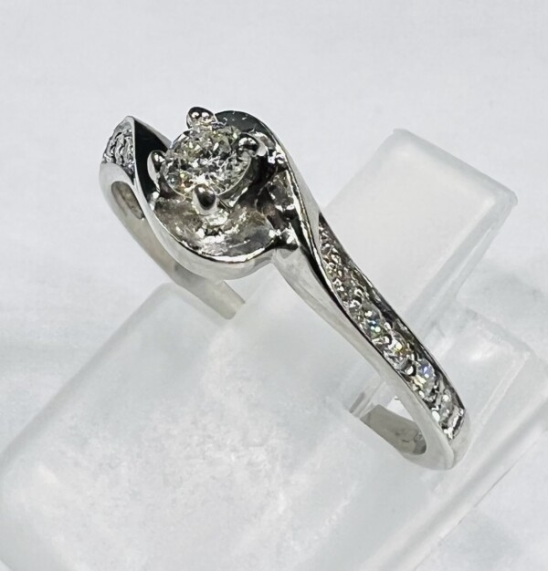 Second Hand 9ct White Gold 0.20ct Diamond Twist Engagement Ring - Image 5