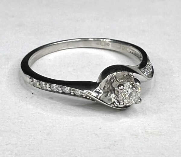 Second Hand 9ct White Gold 0.20ct Diamond Twist Engagement Ring - Image 4