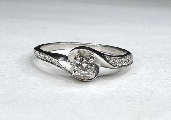 Second Hand 9ct White Gold 0.20ct Diamond Twist Engagement Ring - Image 3
