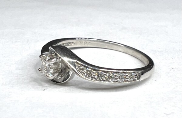 Second Hand 9ct White Gold 0.20ct Diamond Twist Engagement Ring - Image 2