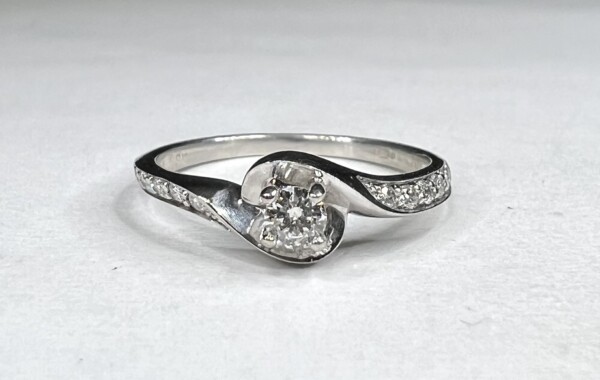 Second Hand 9ct White Gold 0.20ct Diamond Twist Engagement Ring